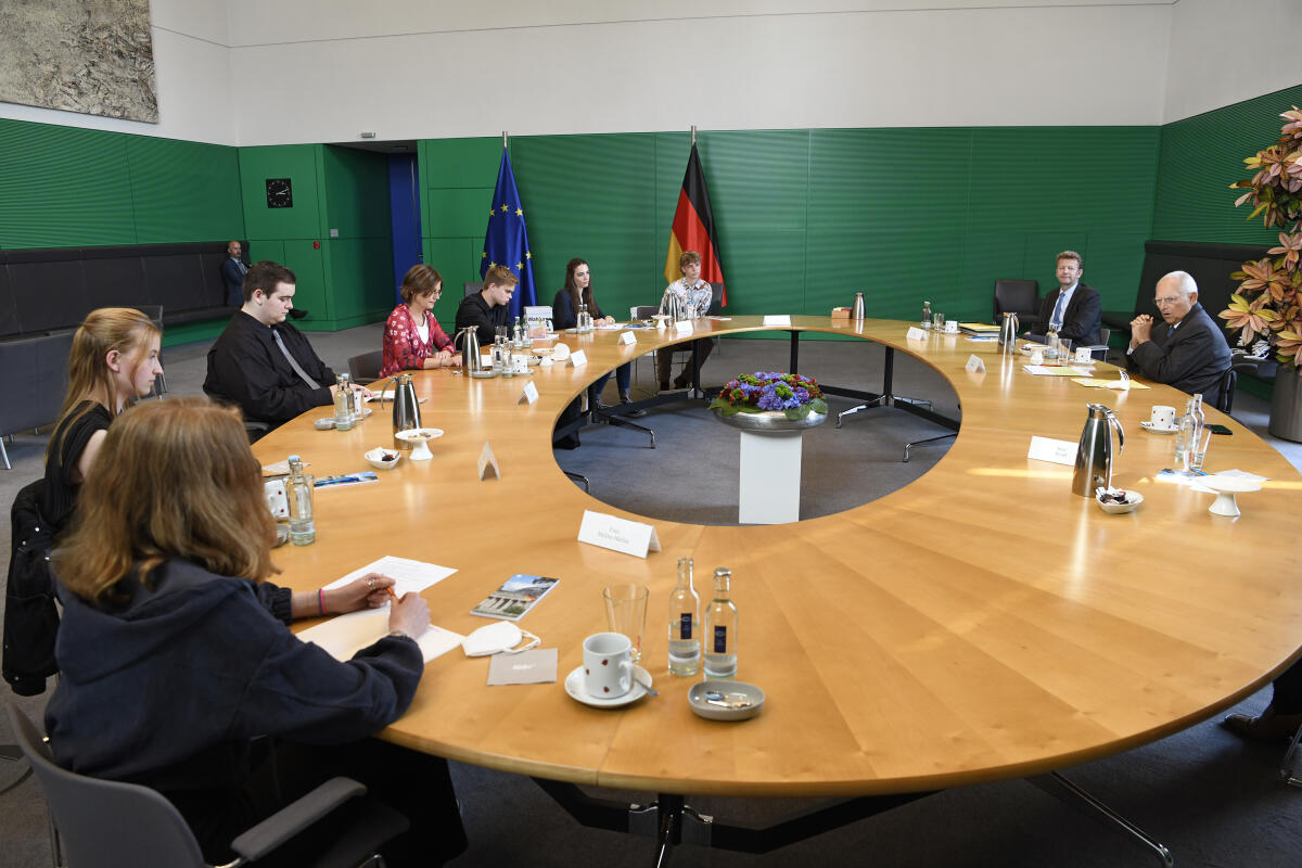 Bundestagspräsident Dr. Wolfgang Schäuble, CDU/CSU, MdB, (rechts), im Gespräch mit Teilnehmerinnen und Teilnehmer der diesjährigen Juniorwahl anlässlich der Bundestagswahl am 26.09.2021.; Die Juniorwahl ist ein handlungsorientiertes Konzept zur politischen Bildung an weiterführenden Schulen und möchte das Erleben und Erlernen von Demokratie ermöglichen. Schäuble, Wolfgang Bundestagspräsident Dr. Wolfgang Schäuble, CDU/CSU, MdB, (rechts), im Gespräch mit Teilnehmerinnen und Teilnehmer der diesjährigen Juniorwahl anlässlich der Bundestagswahl am 26.09.2021.; Die Juniorwahl ist ein handlungsorientiertes Konzept zur politischen Bildung an weiterführenden Schulen und möchte das Erleben und Erlernen von Demokratie ermöglichen.