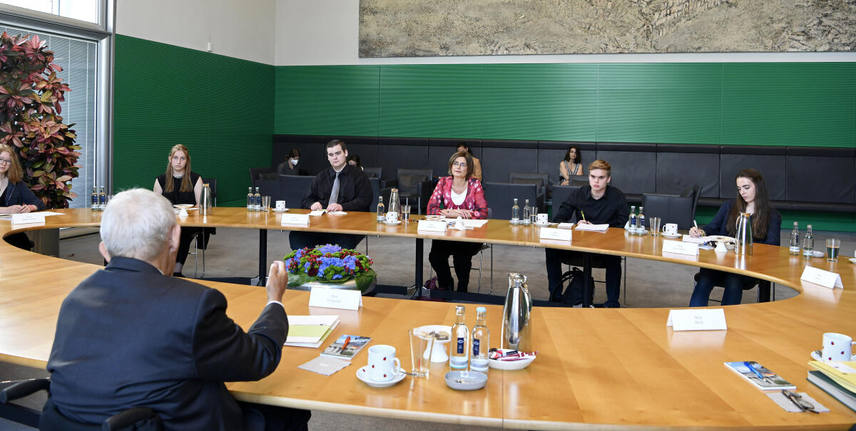 Bundestagspräsident Dr. Wolfgang Schäuble, CDU/CSU, MdB, (hier von hinten zu sehen), im Gespräch mit Teilnehmerinnen und Teilnehmer der diesjährigen Juniorwahl anlässlich der Bundestagswahl am 26.09.2021.; Die Juniorwahl ist ein handlungsorientiertes Konzept zur politischen Bildung an weiterführenden Schulen und möchte das Erleben und Erlernen von Demokratie ermöglichen. Schäuble, Wolfgang Bundestagspräsident Dr. Wolfgang Schäuble, CDU/CSU, MdB, (hier von hinten zu sehen), im Gespräch mit Teilnehmerinnen und Teilnehmer der diesjährigen Juniorwahl anlässlich der Bundestagswahl am 26.09.2021.; Die Juniorwahl ist ein handlungsorientiertes Konzept zur politischen Bildung an weiterführenden Schulen und möchte das Erleben und Erlernen von Demokratie ermöglichen.