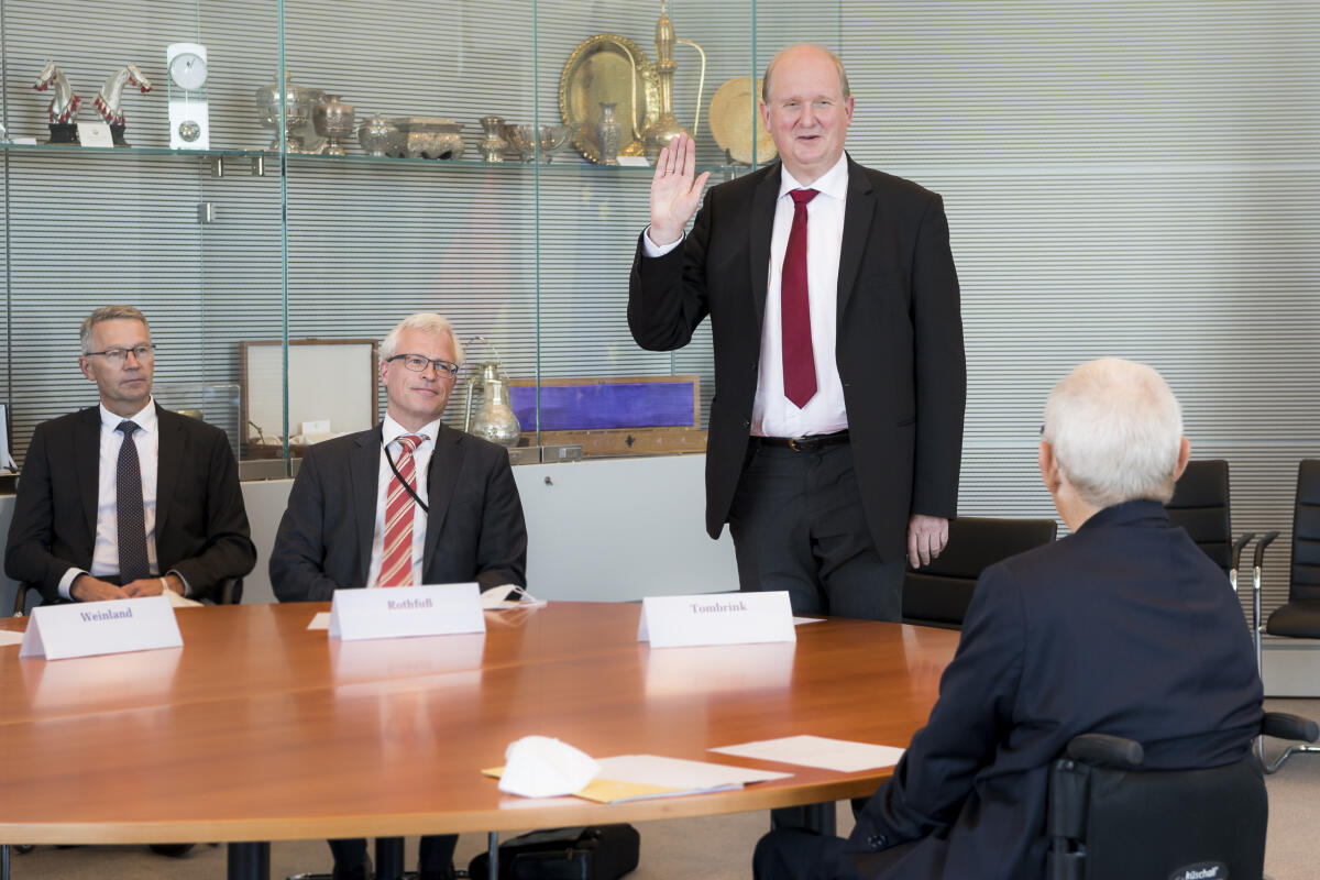 Der Präsident des Deutschen Bundestages, Dr. Wolfgang Schäuble, mit weiteren fünf Mitgliedern des Unabhängigen Kontrollrates anlässlich der Vereidigung der Mitglieder durch den Präsidenten. Schäuble, Wolfgang Der Präsident des Deutschen Bundestages, Dr. Wolfgang Schäuble, mit weiteren fünf Mitgliedern des Unabhängigen Kontrollrates anlässlich der Vereidigung der Mitglieder durch den Präsidenten.