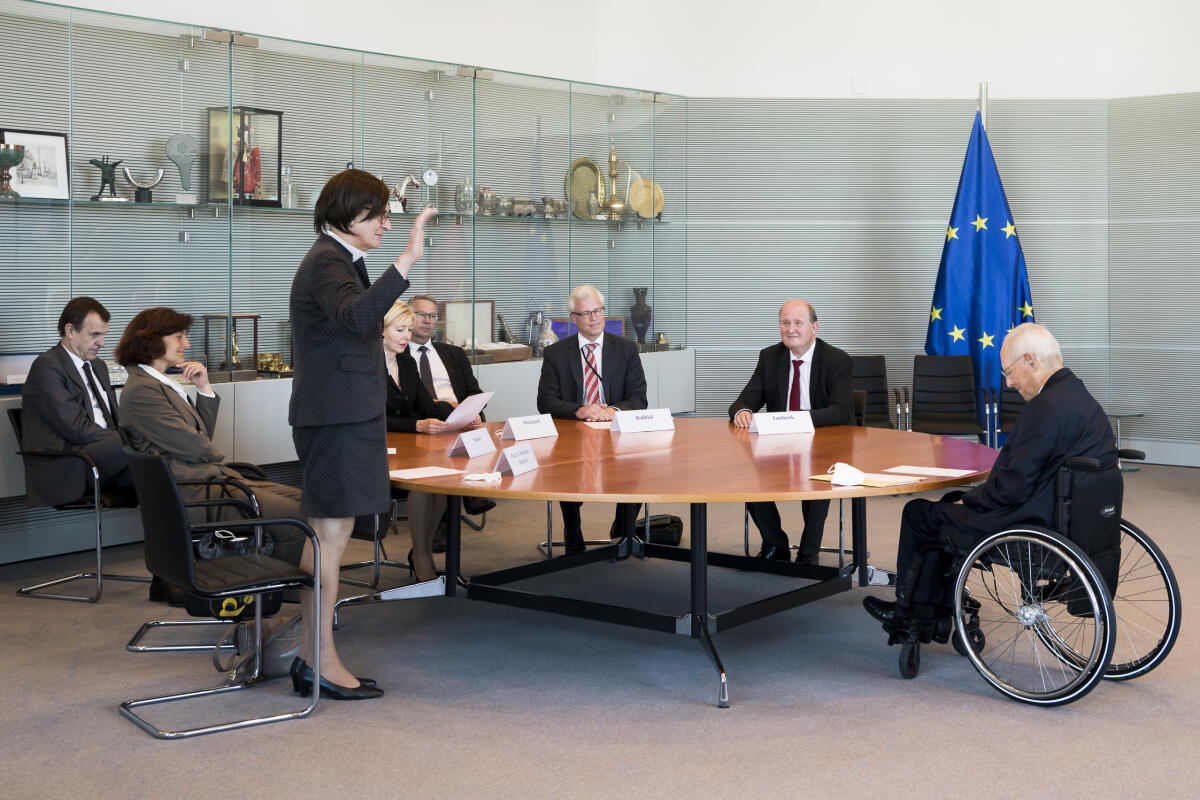 Der Präsident des Deutschen Bundestages, Dr. Wolfgang Schäuble mit weiteren fünf Mitgliedern des Unabhängigen Kontrollrates anlässlich der Vereidigung der Mitglieder durch den Präsidenten. Schäuble, Wolfgang Der Präsident des Deutschen Bundestages, Dr. Wolfgang Schäuble mit weiteren fünf Mitgliedern des Unabhängigen Kontrollrates anlässlich der Vereidigung der Mitglieder durch den Präsidenten.