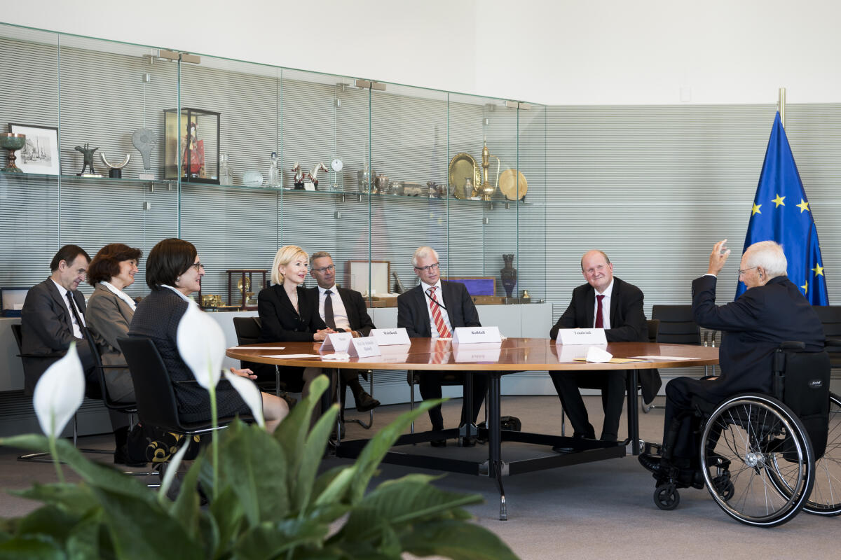Der Präsident des Deutschen Bundestages, Dr. Wolfgang Schäuble, mit weiteren fünf Mitgliedern des Unabhängigen Kontrollrates anlässlich der Vereidigung der Mitglieder durch den Präsidenten Schäuble, Wolfgang Der Präsident des Deutschen Bundestages, Dr. Wolfgang Schäuble, mit weiteren fünf Mitgliedern des Unabhängigen Kontrollrates anlässlich der Vereidigung der Mitglieder durch den Präsidenten