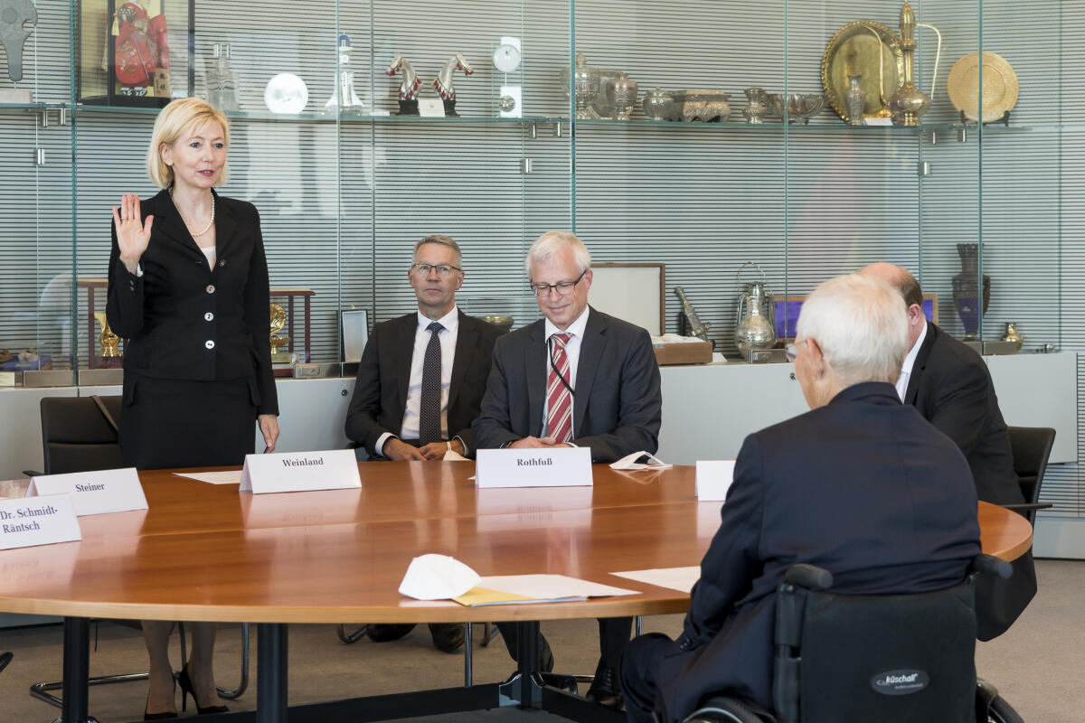 Der Präsident des Deutschen Bundestages, Dr. Wolfgang Schäuble, mit weiteren fünf Mitgliedern des Unabhängigen Kontrollrates anlässlich der Vereidigung der Mitglieder durch den Präsidenten Schäuble, Wolfgang Der Präsident des Deutschen Bundestages, Dr. Wolfgang Schäuble, mit weiteren fünf Mitgliedern des Unabhängigen Kontrollrates anlässlich der Vereidigung der Mitglieder durch den Präsidenten