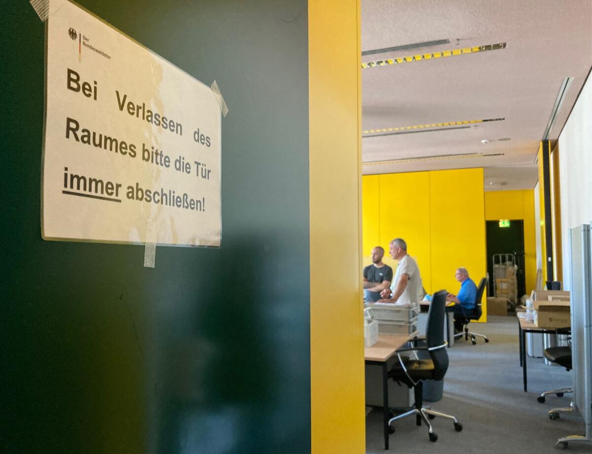  Blick in das Büro und den Arbeitsbereich des Bundeswahlleiters im Reichstagsgebäude