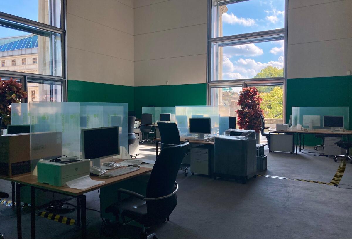 Büro und Arbeitsbereich des Bundeswahlleiters im Reichstagsgebäude mit einem Blick auf das Brandenburger Tor Büro und Arbeitsbereich des Bundeswahlleiters im Reichstagsgebäude mit einem Blick auf das Brandenburger Tor