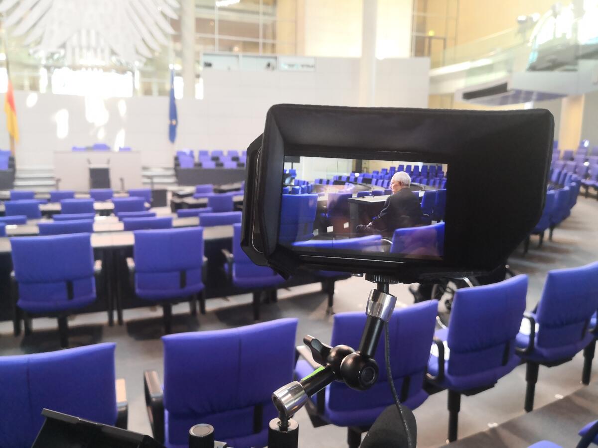 Einblick in die Plenarsaal-Dreharbeiten zum Wahlaufruf der Bundestagswahl mit Dr. Wolfgang Schäuble (CDU) Einblick in die Plenarsaal-Dreharbeiten zum Wahlaufruf der Bundestagswahl mit Dr. Wolfgang Schäuble (CDU)