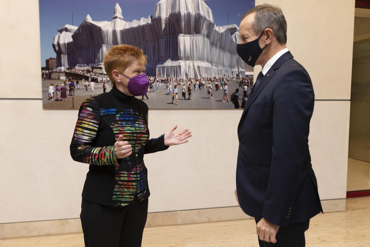 Bundestagsvizepräsidentin Petra Pau (l), Die Linke, MdB, empfängt den Senatsmarschall der Republik Polen, Herrn Tomasz Grodzki (r), zu einem Gespräch. Pau, Petra Bundestagsvizepräsidentin Petra Pau (l), Die Linke, MdB, empfängt den Senatsmarschall der Republik Polen, Herrn Tomasz Grodzki (r), zu einem Gespräch.