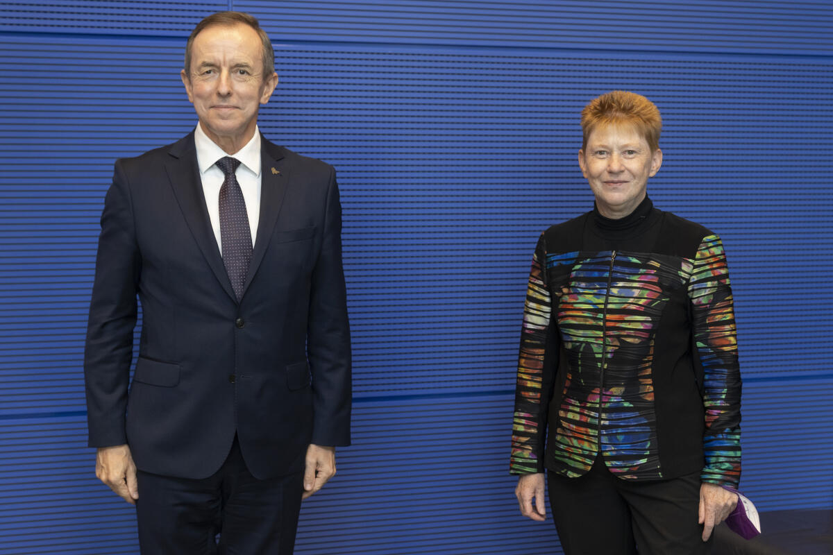 Bundestagsvizepräsidentin Petra Pau (r), Die Linke, MdB, empfängt den Senatsmarschall der Republik Polen, Herrn Tomasz Grodzki (l), zu einem Gespräch. Pau, Petra Bundestagsvizepräsidentin Petra Pau (r), Die Linke, MdB, empfängt den Senatsmarschall der Republik Polen, Herrn Tomasz Grodzki (l), zu einem Gespräch.