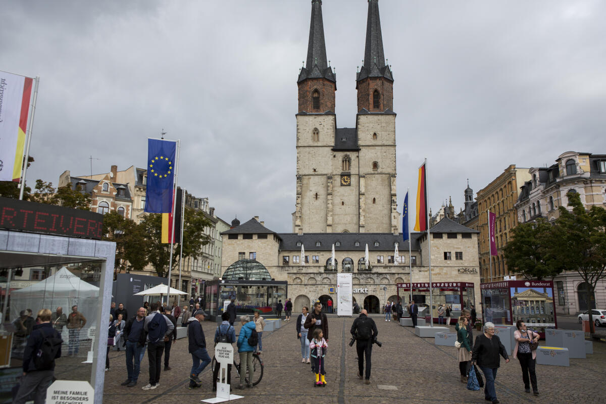 Glaskubus mit Informationen über den Deutschen Bundestag auf dem Hallmarkt in Halle zur Einheits-EXPO am Eröffnungstag. Zum Tag der deutschen Einheit am 3.Oktober werden die diesjährigen Feierlichkeiten vom 18.09.21 bis zum 03.10.21 in Halle (Saale) abgehalten. Auf dem Hallmarkt sind sämtliche Verfassungsorgane mit Ständen und kleinen Ausstellungen vertreten. Glaskubus mit Informationen über den Deutschen Bundestag auf dem Hallmarkt in Halle zur Einheits-EXPO am Eröffnungstag. Zum Tag der deutschen Einheit am 3.Oktober werden die diesjährigen Feierlichkeiten vom 18.09.21 bis zum 03.10.21 in Halle (Saale) abgehalten. Auf dem Hallmarkt sind sämtliche Verfassungsorgane mit Ständen und kleinen Ausstellungen vertreten.