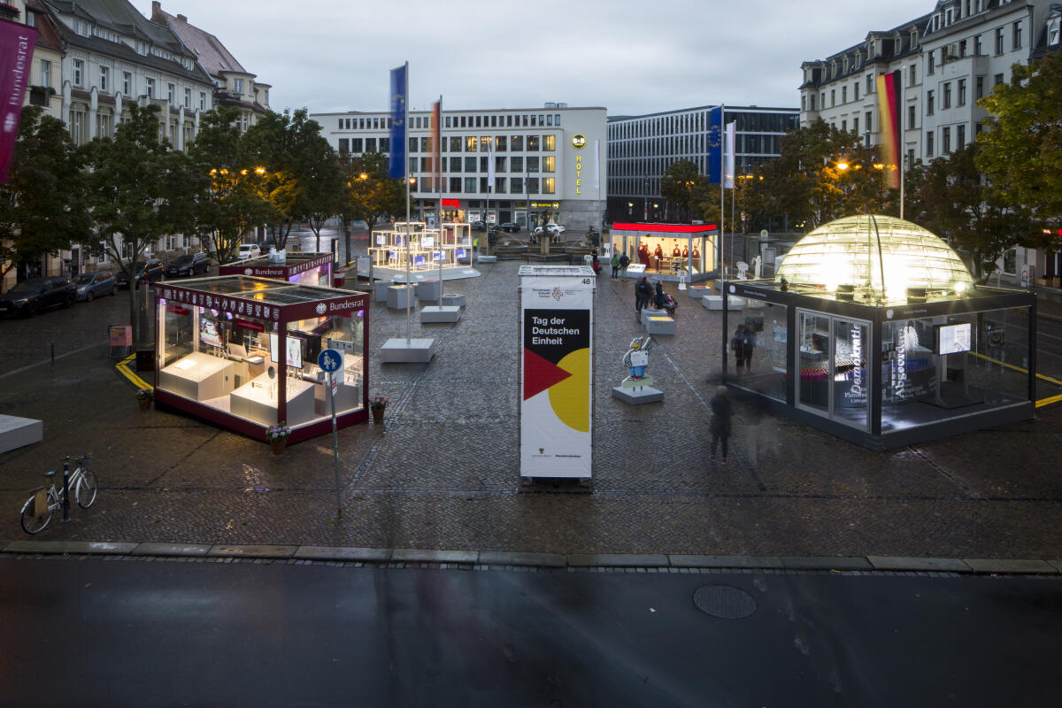 Glaskubus mit Informationen über den Deutschen Bundestag auf dem Hallmarkt in Halle zur Einheits-EXPO am Eröffnungstag. Zum Tag der deutschen Einheit am 3.Oktober werden die diesjährigen Feierlichkeiten vom 18.09.21 bis zum 03.10.21 in Halle (Saale) abgehalten. Auf dem Hallmarkt sind sämtliche Verfassungsorgane mit Ständen und kleinen Ausstellungen vertreten. Glaskubus mit Informationen über den Deutschen Bundestag auf dem Hallmarkt in Halle zur Einheits-EXPO am Eröffnungstag. Zum Tag der deutschen Einheit am 3.Oktober werden die diesjährigen Feierlichkeiten vom 18.09.21 bis zum 03.10.21 in Halle (Saale) abgehalten. Auf dem Hallmarkt sind sämtliche Verfassungsorgane mit Ständen und kleinen Ausstellungen vertreten.