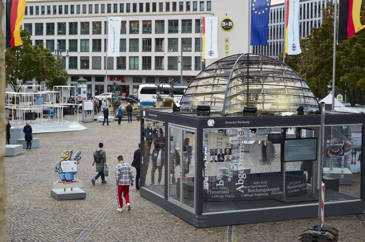 Glaskubus mit Informationen über den Deutschen Bundestag in Halle (Saale). Eröffnungstag der Einheits-EXPO in Halle (Saale). Zum Tag der deutschen Einheit am 3.Oktober werden die diesjährigen Feierlichkeiten vom 18.09.21 bis zum 03.10.21 in Halle (Saale) abgehalten. Auf dem Hallmarkt sind sämtliche Verfassungsorgane mit Ständen und kleinen Ausstellungen vertreten. Glaskubus mit Informationen über den Deutschen Bundestag in Halle (Saale). Eröffnungstag der Einheits-EXPO in Halle (Saale). Zum Tag der deutschen Einheit am 3.Oktober werden die diesjährigen Feierlichkeiten vom 18.09.21 bis zum 03.10.21 in Halle (Saale) abgehalten. Auf dem Hallmarkt sind sämtliche Verfassungsorgane mit Ständen und kleinen Ausstellungen vertreten.