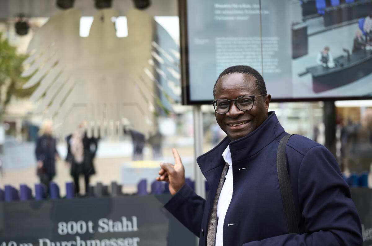 Dr. Karamba Diaby, SPD, MdB, besucht den Glaskubus mit Informationen über den Deutschen Bundestag am Eröffnungstag der Einheits-EXPO in Halle (Saale). Zum Tag der deutschen Einheit am 3.Oktober werden die diesjährigen Feierlichkeiten vom 18.09.21 bis zum 03.10.21 in Halle (Saale) abgehalten. Auf dem Hallmarkt sind sämtliche Verfassungsorgane mit Ständen und kleinen Ausstellungen vertreten. Diaby, Karamba Dr. Karamba Diaby, SPD, MdB, besucht den Glaskubus mit Informationen über den Deutschen Bundestag am Eröffnungstag der Einheits-EXPO in Halle (Saale). Zum Tag der deutschen Einheit am 3.Oktober werden die diesjährigen Feierlichkeiten vom 18.09.21 bis zum 03.10.21 in Halle (Saale) abgehalten. Auf dem Hallmarkt sind sämtliche Verfassungsorgane mit Ständen und kleinen Ausstellungen vertreten.