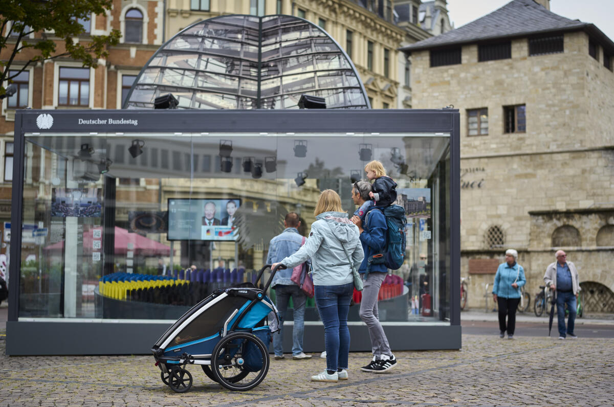  Glakubus mit Informationen über den Deutschen Bundestag am Eröffnungstag der Einheits-EXPO in Halle (Saale). Zum Tag der deutschen Einheit am 3.Oktober werden die diesjährigen Feierlichkeiten vom 18.09.21 bis zum 03.10.21 in Halle (Saale) abgehalten. Auf dem Hallmarkt sind sämtliche Verfassungsorgane mit Ständen und kleinen Ausstellungen vertreten.