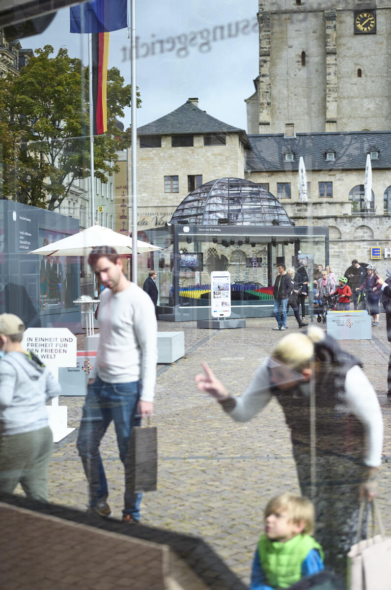 Eröffnungstag der Einheits EXPO in Halle (Saale). Zum Tag der deutschen Einheit am 3.Oktober werden die diesjährigen Feierlichkeiten vom 18.09.21 bis zum 03.10.21 in Halle (Saale) abgehalten. Auf dem Hallmarkt sind sämtliche Verfassungsorgane mit Ständen und kleinen Ausstellungen vertreten. Hier der Deutsche Bundestag mit einem Glaskubus mit Kuppel. Eröffnungstag der Einheits EXPO in Halle (Saale). Zum Tag der deutschen Einheit am 3.Oktober werden die diesjährigen Feierlichkeiten vom 18.09.21 bis zum 03.10.21 in Halle (Saale) abgehalten. Auf dem Hallmarkt sind sämtliche Verfassungsorgane mit Ständen und kleinen Ausstellungen vertreten. Hier der Deutsche Bundestag mit einem Glaskubus mit Kuppel.