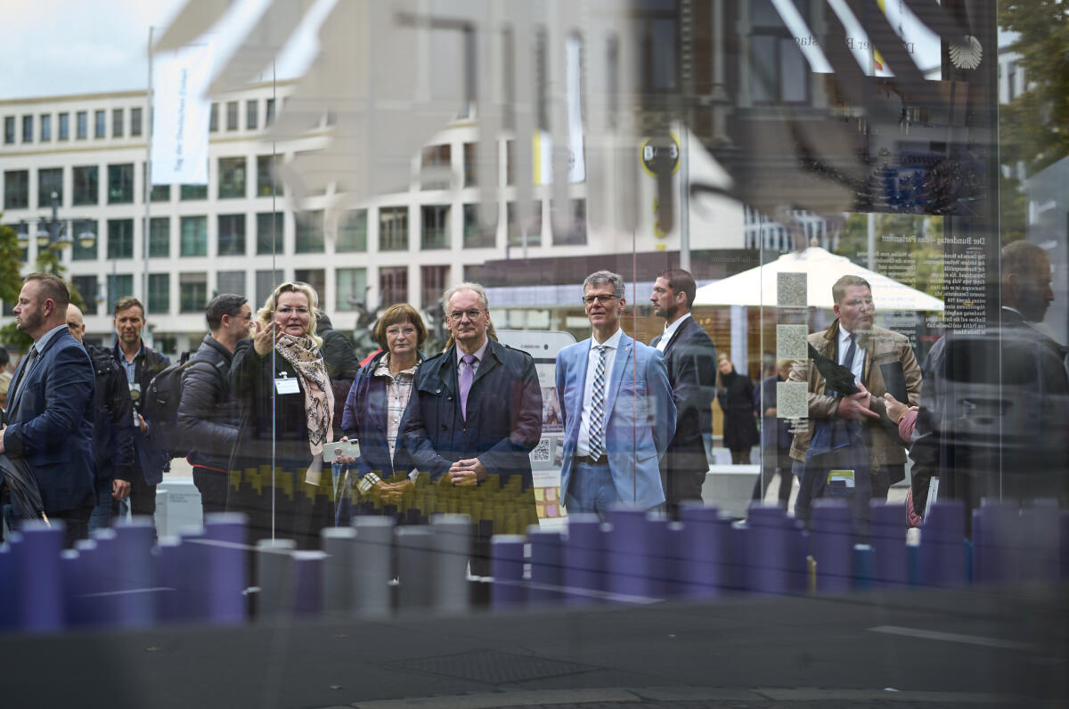 Der Ministerpräsident von Sachsen-Anhalt Reiner Haselhoff im Gespräch mit Dr. Elisabeth Heegewaldt, Leiterin des Referates Öffentlichkeitsarbeit des Deutschen Bundestages vor dem Glaskubus mit Ausstellungsstücken des Bundestages am Eröffnungstag der Einheits-EXPO in Halle (Saale). Zum Tag der deutschen Einheit am 3.Oktober werden die diesjährigen Feierlichkeiten vom 18.09.21 bis zum 03.10.21 in Halle (Saale) abgehalten. Auf dem Hallmarkt sind sämtliche Verfassungsorgane mit Ständen und kleinen Ausstellungen vertreten. Haseloff, Reiner; Heegewaldt, Elisabeth Der Ministerpräsident von Sachsen-Anhalt Reiner Haselhoff im Gespräch mit Dr. Elisabeth Heegewaldt, Leiterin des Referates Öffentlichkeitsarbeit des Deutschen Bundestages vor dem Glaskubus mit Ausstellungsstücken des Bundestages am Eröffnungstag der Einheits-EXPO in Halle (Saale). Zum Tag der deutschen Einheit am 3.Oktober werden die diesjährigen Feierlichkeiten vom 18.09.21 bis zum 03.10.21 in Halle (Saale) abgehalten. Auf dem Hallmarkt sind sämtliche Verfassungsorgane mit Ständen und kleinen Ausstellungen vertreten.