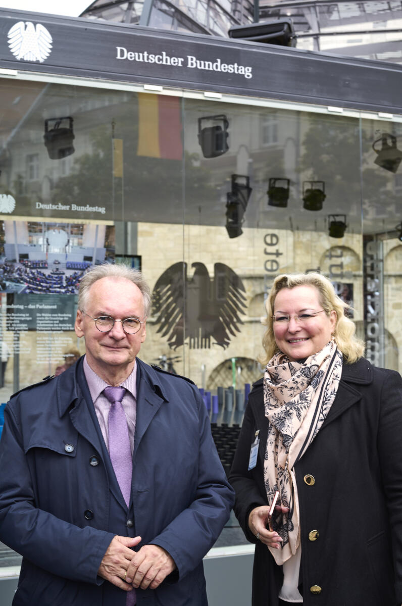 Ministerpräsident von Sachsen-Anhalt und Vorsitzdener des Bundesrates, Dr. Reiner Haseloff, CDU, im Gespräch mit Leiterin des Referates IK 2 Öffentlichkeitsarbeit des Deutschen Bundestages, Frau Dr. Elisabeth Heegewaldt am Eröffnungstag der Einheits-EXPO in Halle (Saale) vor dem Präsentationsstand des Deutschen Bundestages. Zum Tag der deutschen Einheit werden die diesjährigen Feierlichkeiten vom 18.09.21 bis zum 03.10.21 in Halle (Saale) abgehalten. Auf dem Hallmarkt sind sämtliche Verfassungsorgane mit Ständen und kleinen Ausstellungen vertreten. Haseloff, Reiner; Heegewaldt, Elisabeth Ministerpräsident von Sachsen-Anhalt und Vorsitzdener des Bundesrates, Dr. Reiner Haseloff, CDU, im Gespräch mit Leiterin des Referates IK 2 Öffentlichkeitsarbeit des Deutschen Bundestages, Frau Dr. Elisabeth Heegewaldt am Eröffnungstag der Einheits-EXPO in Halle (Saale) vor dem Präsentationsstand des Deutschen Bundestages. Zum Tag der deutschen Einheit werden die diesjährigen Feierlichkeiten vom 18.09.21 bis zum 03.10.21 in Halle (Saale) abgehalten. Auf dem Hallmarkt sind sämtliche Verfassungsorgane mit Ständen und kleinen Ausstellungen vertreten.