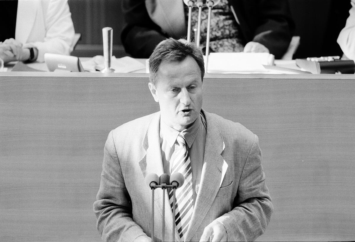 Beucher, Friedhelm Julius Friedhelm Julius Beucher, SPD, MdB, während seiner Rede am 23.06.1994. ZTOP Beschlussempfehlung und Bericht des1. Untersuchungsausschusses nach Artikel 44 des Grundgesetzes.