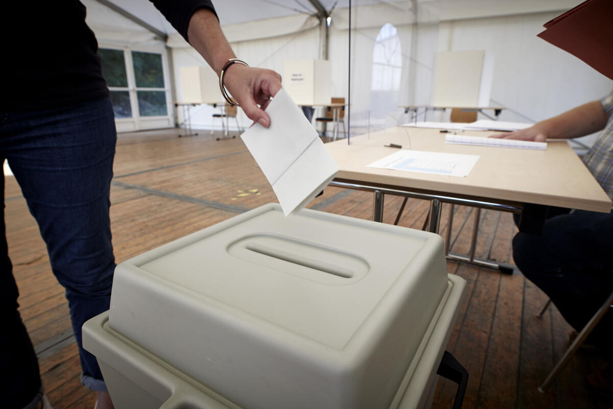 Wähler bei der Stimmabgabe im Wahllokal in Vettelhoven. Das Wahllokal befindet sich wegen der vorausgegangenen Flut im Ahrtal in einem provisorisch aufgebauten Zelt. Wähler bei der Stimmabgabe im Wahllokal in Vettelhoven. Das Wahllokal befindet sich wegen der vorausgegangenen Flut im Ahrtal in einem provisorisch aufgebauten Zelt.