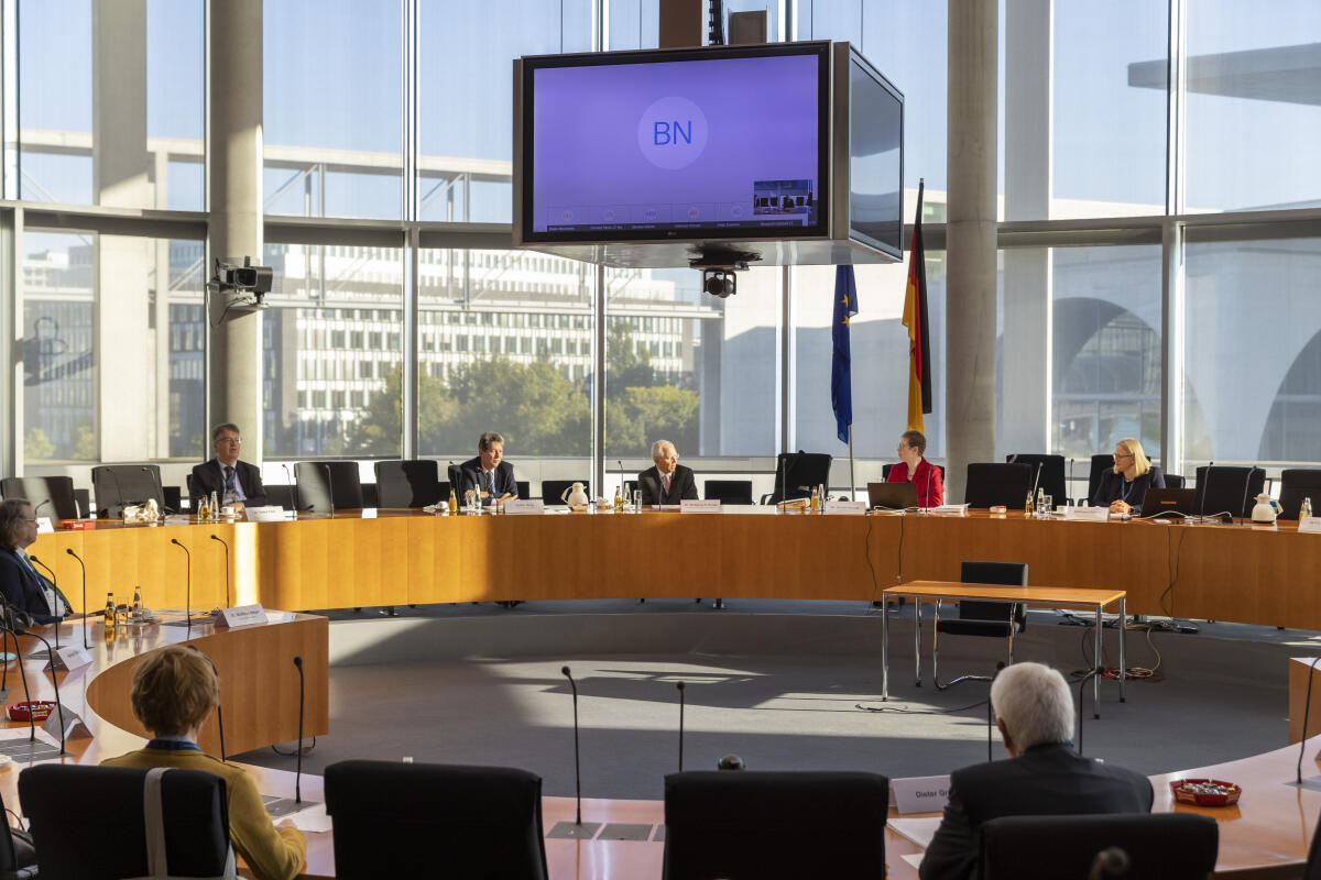 Bundestagspräsident Wolfgang Schäuble und Dr. Bärbel Heising, Leiterin des Stenografischen Dienstes, beim Verbandstag der Parlaments- und Verhandlungsstenografen im Paul-Löbe-Haus in Berlin. Schäuble, Wolfgang Bundestagspräsident Wolfgang Schäuble und Dr. Bärbel Heising, Leiterin des Stenografischen Dienstes, beim Verbandstag der Parlaments- und Verhandlungsstenografen im Paul-Löbe-Haus in Berlin.