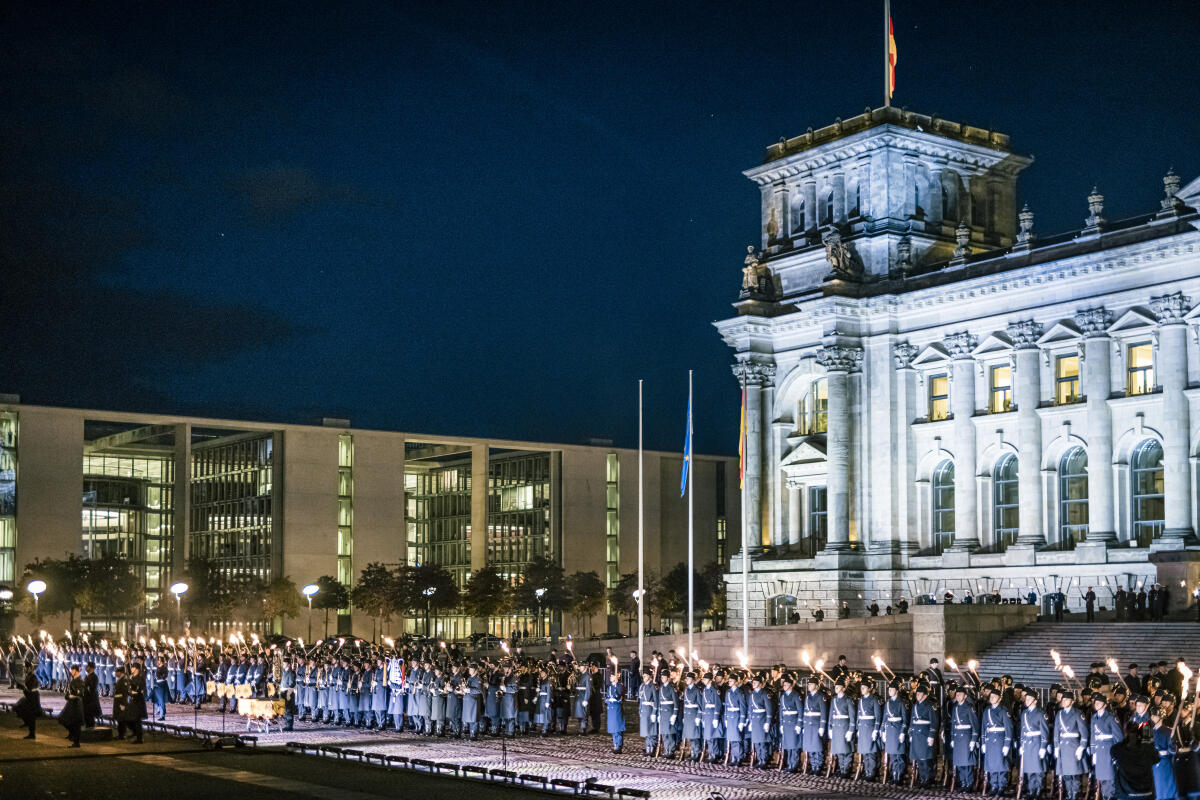  Soldaten der Bundeswehr beim Großen Zapfenstreich zur Würdigung des Afghanistan-Einsatzes.