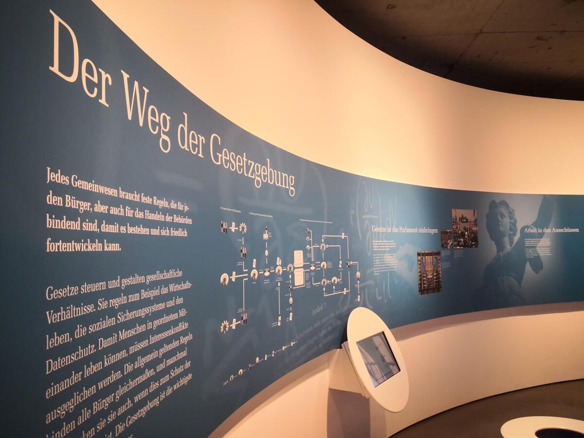  Ausstellung im Deutschen Dom mit der Erklärung zum Weg der Gesetzgebung