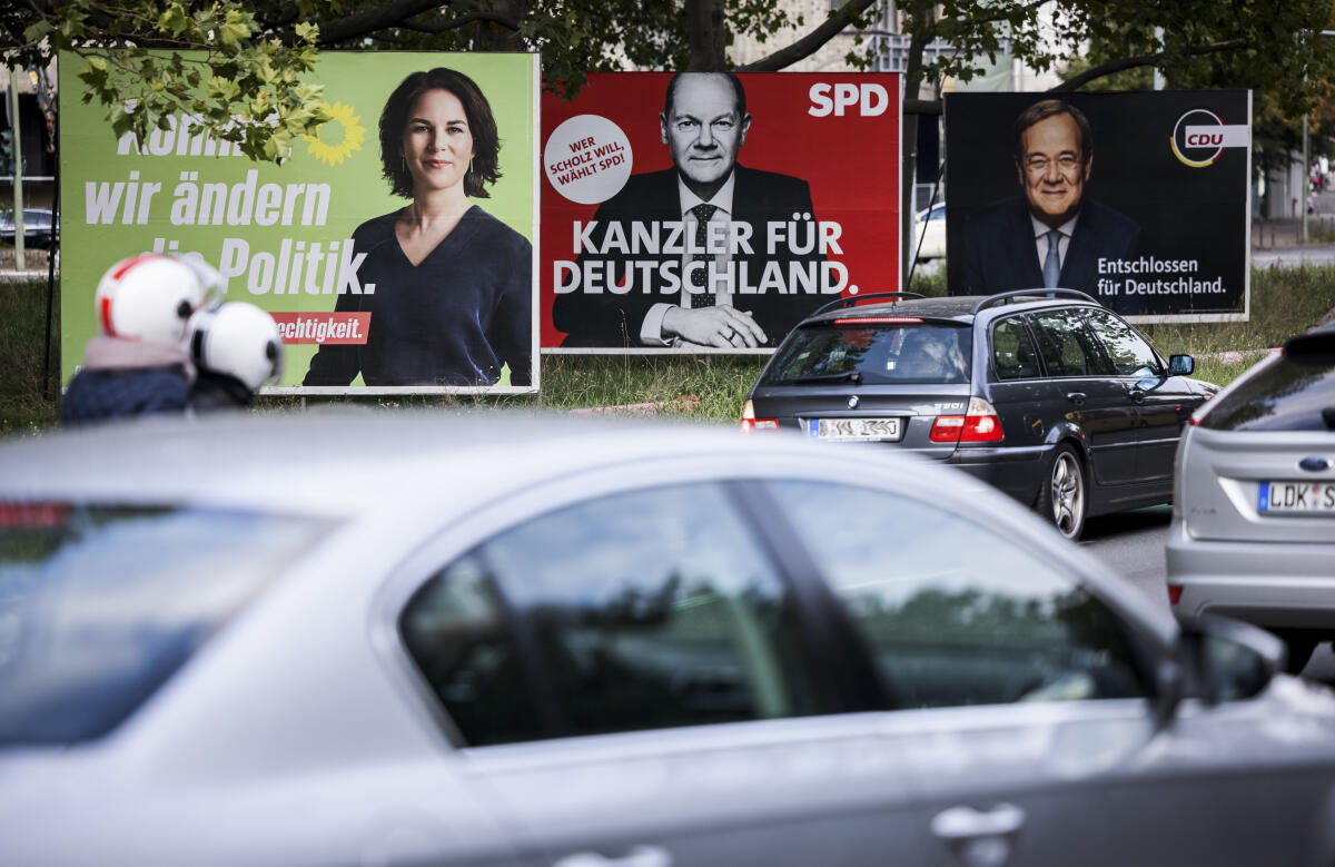 Baerbock, Annalena; Scholz, Olaf; Laschet, Armin Großplakate und Wahlwerbung der Parteien Bündnis 90/Die Grünen, SPD und CDU zur Bundestagswahl 2021 stehen in Berlin.