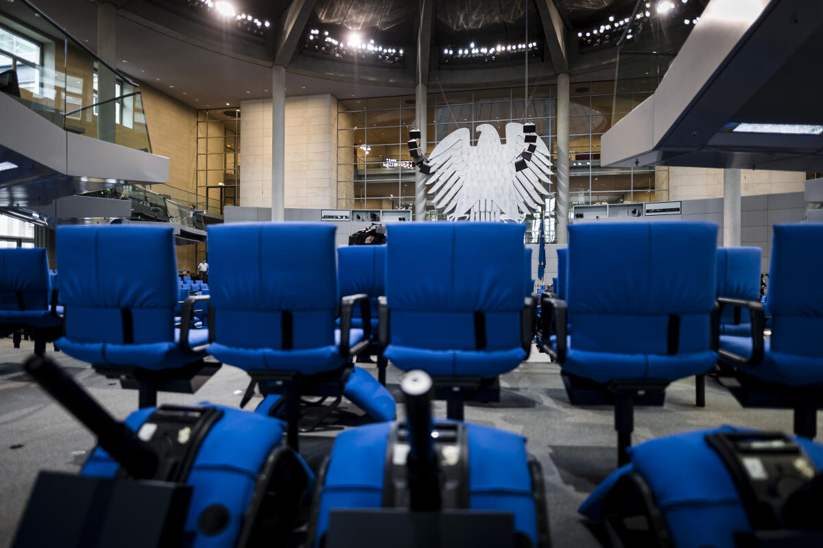  Der Plenarsaal wird für die konstituierende Sitzung des 20. Deutschen Bundestages hergerichtet.