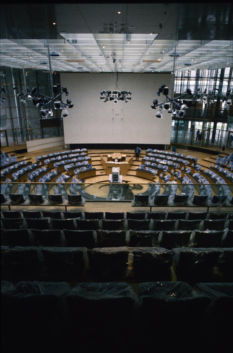 Blick von Besuchertribüne auf den neuen Plenarsaal, ohne Adler. In der Mitte die Lautsprecherampel. Blick von Besuchertribüne auf den neuen Plenarsaal, ohne Adler. In der Mitte die Lautsprecherampel.
