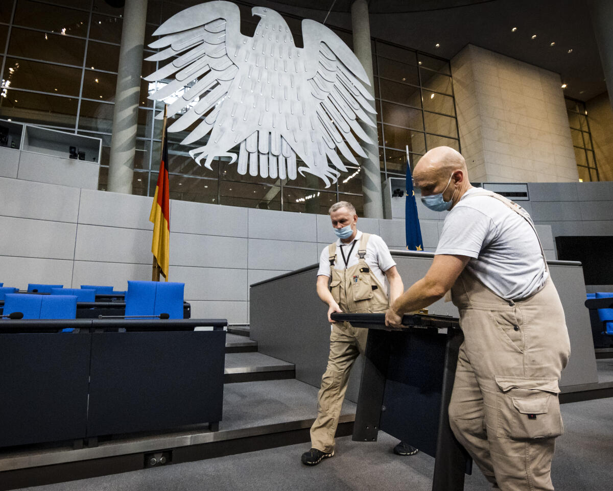  Der Plenarsaal wird für die konstituierende Sitzung des 20. Deutschen Bundestages hergerichtet.