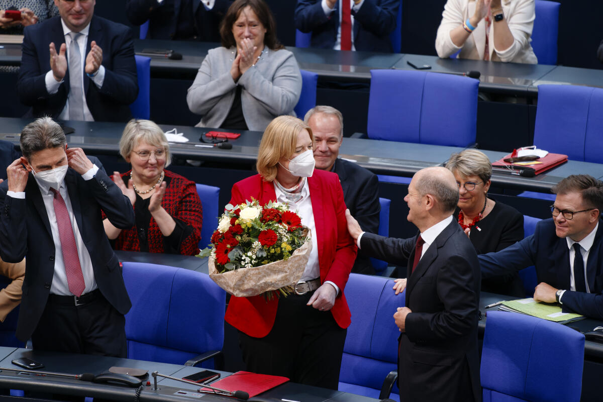 Bas, Bärbel; Scholz, Olaf; Mützenich, Rolf Bärbel Bas, SPD, MdB, Präsidentin des Deutschen Bundestages mit einem Blumenstrauß nach ihrer Wahl während der konstituierenden Sitzung des Deutschen Bundestages für die 20. Wahlperiode.