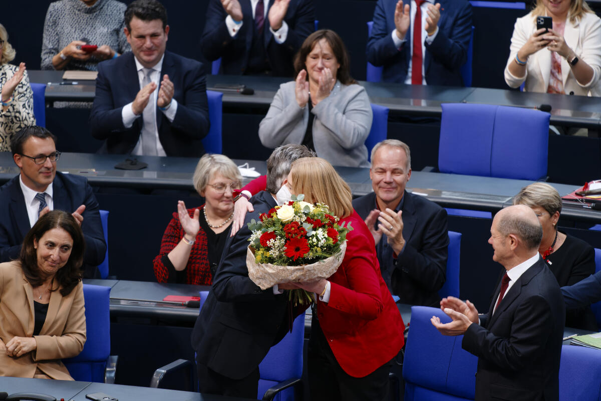 Bärbel Bas (mr), SPD, MdB, erhält von Rolf Mützenich (ml), SPD, MdB, nach ihrer Wahl zur Präsidentin des Deutschen Bundestages einen Blumenstrauß während der konstituierenden Sitzung des Deutschen Bundestages für die 20. Wahlperiode.; Bas, Bärbel Bärbel Bas (mr), SPD, MdB, erhält von Rolf Mützenich (ml), SPD, MdB, nach ihrer Wahl zur Präsidentin des Deutschen Bundestages einen Blumenstrauß während der konstituierenden Sitzung des Deutschen Bundestages für die 20. Wahlperiode.;