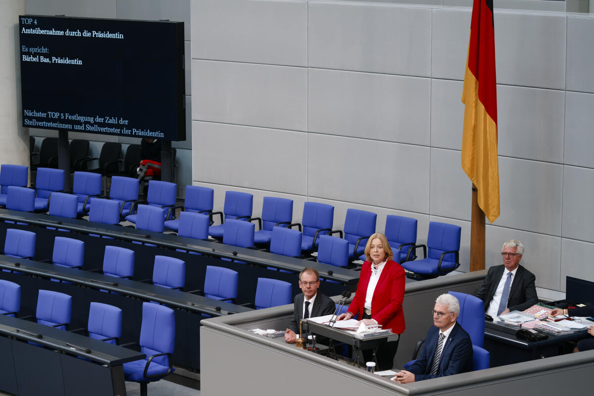 Bas, Bärbel Nach ihrer Wahl zur Präsidentin des Deutschen Bundestages hält Bärbel Bas (stehend), SPD, MdB, ihre Antrittsrede während der konstituierenden Sitzung des Deutschen Bundestages für die 20. Wahlperiode.