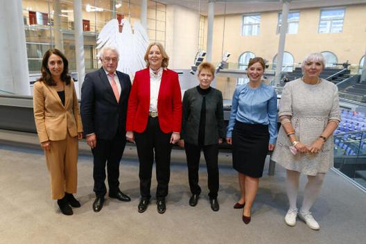 Özoguz, Aydan; Kubicki, Wolfgang; Bas, Bärbel; Pau, Petra; Magwas, Yvonne; Roth, Claudia Reichstagsgebäude, Plenarsaal