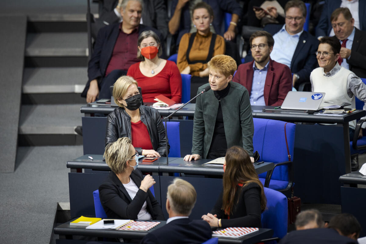 Petra Pau, Die Linke, MdB, nimmt Ihre Wahl zur Vizepräsidentin des Deutschen Bundestages während der Konstituierenden Sitzung des Deutschen Bundestages im Plenarsaal im Reichstagsgebäude an. Pau, Petra Petra Pau, Die Linke, MdB, nimmt Ihre Wahl zur Vizepräsidentin des Deutschen Bundestages während der Konstituierenden Sitzung des Deutschen Bundestages im Plenarsaal im Reichstagsgebäude an.