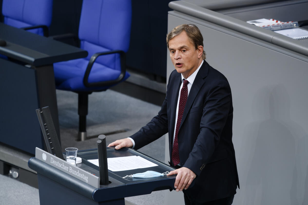 Bernd Baumann, AfD, MdB, spricht während der Konstituierenden Sitzung des Deutschen Bundestages für die 20. Wahlperiode am Rednerpult im Plenarsaal im Reichstagsgebäude. Baumann, Bernd Bernd Baumann, AfD, MdB, spricht während der Konstituierenden Sitzung des Deutschen Bundestages für die 20. Wahlperiode am Rednerpult im Plenarsaal im Reichstagsgebäude.