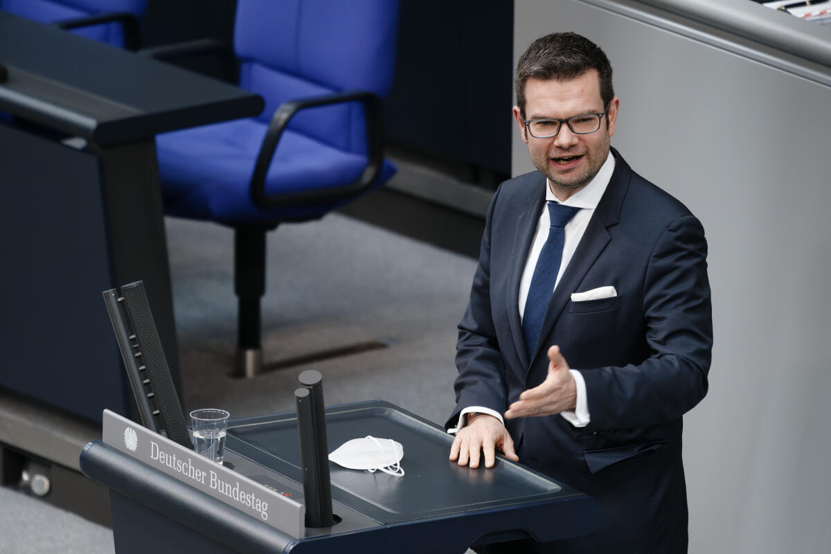 Dr. Marco Buschmann, FDP, MdB, spricht während der Konstituierenden Sitzung des Deutschen Bundestages für die 20. Wahlperiode am Rednerpult im Plenarsaal im Reichstagsgebäude. Buschmann, Marco Dr. Marco Buschmann, FDP, MdB, spricht während der Konstituierenden Sitzung des Deutschen Bundestages für die 20. Wahlperiode am Rednerpult im Plenarsaal im Reichstagsgebäude.