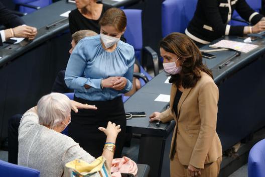 Roth, Claudia; Özoguz, Aydan; Magwas, Yvonne Reichstagsgebäude, Plenarsaal