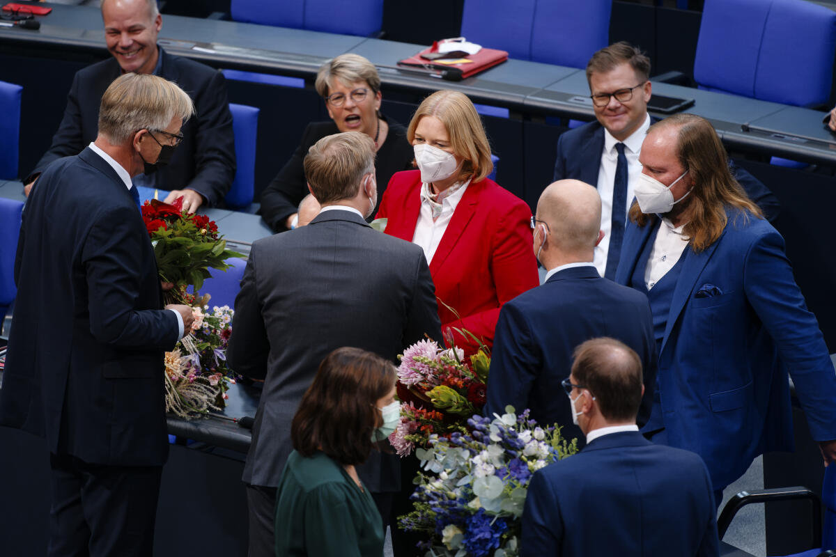 Gratulationen für die Präsidentin des Deutschen Bundestages, Bärbel Bas, SPD, MdB, nach Ihrer Wahl während der Konstituierenden Sitzung des Deutschen Bundestages für die 20. Wahlperiode im Plenarsaal im Reichstagsgebäude. Abgeordnete aller Fraktionen gratulieren ihr vl.n.r: Fraktionsvorsitzender, Dietmar Bartsch, Die Linke, MdB, Dr. Matthias Miersch, SPD, MdB, Gabriele Katzmarek, SPD, MdB, Fraktionsvorsitzender, Christian Lindner, FDP, MdB, Fraktionsvorsitzender Ralph Brinkhaus, CDU/CSU, MdB, stellvertretender Fraktionsvorsitzender, Carsten Schneider, SPD, MdB, Fraktionsvorsitzender Dr. Anton Hofreiter, Bündnis 90/Die Grünen, MdB, und stellvertretender Fraktionsvorsitzender, Alexander Dobrindt, CDU/CSU, MdB. Bas, Bärbel; Bartsch, Dietmar; Miersch, Matthias; Katzmarek, Gabriele; Lindner, Christian; Schneider, Carsten; Brinkhaus, Ralph; Hofreiter, Anton; Dobrindt, Alexander Gratulationen für die Präsidentin des Deutschen Bundestages, Bärbel Bas, SPD, MdB, nach Ihrer Wahl während der Konstituierenden Sitzung des Deutschen Bundestages für die 20. Wahlperiode im Plenarsaal im Reichstagsgebäude. Abgeordnete aller Fraktionen gratulieren ihr vl.n.r: Fraktionsvorsitzender, Dietmar Bartsch, Die Linke, MdB, Dr. Matthias Miersch, SPD, MdB, Gabriele Katzmarek, SPD, MdB, Fraktionsvorsitzender, Christian Lindner, FDP, MdB, Fraktionsvorsitzender Ralph Brinkhaus, CDU/CSU, MdB, stellvertretender Fraktionsvorsitzender, Carsten Schneider, SPD, MdB, Fraktionsvorsitzender Dr. Anton Hofreiter, Bündnis 90/Die Grünen, MdB, und stellvertretender Fraktionsvorsitzender, Alexander Dobrindt, CDU/CSU, MdB.