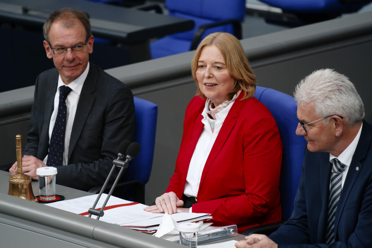 Präsidentin des Deutschen Bundestages, Bärbel Bas, SPD, MdB, übernimmt den Sitzungsvorsitz während der Konstituierenden Sitzung des Deutschen Bundestages für die 20. Wahlperiode im Plenarsaal im Reichstagsgebäude. Neben ihr sitzen die Schriftführer Markus Kurth, Bündnis 90/Die Grünen, MdB, (links) und Artur Auernhammer, CDU/CSU, MdB, (rechts). Bas, Bärbel; Kurth, Markus; Auernhammer, Artur Präsidentin des Deutschen Bundestages, Bärbel Bas, SPD, MdB, übernimmt den Sitzungsvorsitz während der Konstituierenden Sitzung des Deutschen Bundestages für die 20. Wahlperiode im Plenarsaal im Reichstagsgebäude. Neben ihr sitzen die Schriftführer Markus Kurth, Bündnis 90/Die Grünen, MdB, (links) und Artur Auernhammer, CDU/CSU, MdB, (rechts).