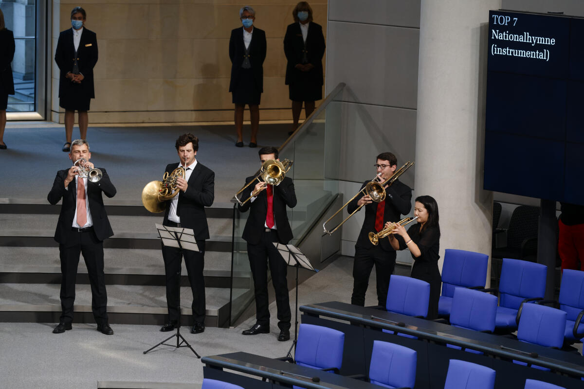 Musiker der Akademie der Künste in Berlin spielen die Nationalhymne zum Ende der Konstituierenden Sitzung des Deutschen Bundestages für die 20. Wahlperiode im Plenarsaal im Reichstagsgebäude. Musiker der Akademie der Künste in Berlin spielen die Nationalhymne zum Ende der Konstituierenden Sitzung des Deutschen Bundestages für die 20. Wahlperiode im Plenarsaal im Reichstagsgebäude.