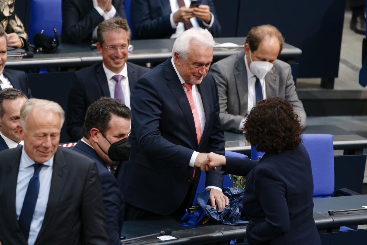 Fraktionsvorsitzende, Amira Mohamed Ali ,DIE LINKE, MdB beglückwünscht Vizepräsident des Deutschen Bundestages Wolfgang Kubicki, FDP, MdB, zu seiner Wahl während der Konstituierenden Sitzung des Deutschen Bundestages für die 20. Wahlperiode im Plenarsaal im Reichstagsgebäude. Kubicki, Wolfgang; Mohamed Ali, Amira Fraktionsvorsitzende, Amira Mohamed Ali ,DIE LINKE, MdB beglückwünscht Vizepräsident des Deutschen Bundestages Wolfgang Kubicki, FDP, MdB, zu seiner Wahl während der Konstituierenden Sitzung des Deutschen Bundestages für die 20. Wahlperiode im Plenarsaal im Reichstagsgebäude.
