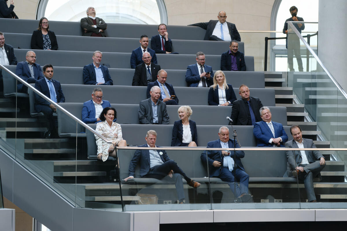 Abgeordnete auf der Besuchertribüne während der Konstituierenden Sitzung des Deutschen Bundestages für die 20. Wahlperiode im Plenarsaal im Reichstagsgebäude. Aufgrund der Corona-Pandemie findet die Sitzung unter 3G-Regel statt. Auf der Tribüne nahmen mit Abstand die Abgeordneten Platz, die keine Auskunft darüber geben wollen, ob sie geimpft, getestet oder genesen sind. Abgeordnete auf der Besuchertribüne während der Konstituierenden Sitzung des Deutschen Bundestages für die 20. Wahlperiode im Plenarsaal im Reichstagsgebäude. Aufgrund der Corona-Pandemie findet die Sitzung unter 3G-Regel statt. Auf der Tribüne nahmen mit Abstand die Abgeordneten Platz, die keine Auskunft darüber geben wollen, ob sie geimpft, getestet oder genesen sind.