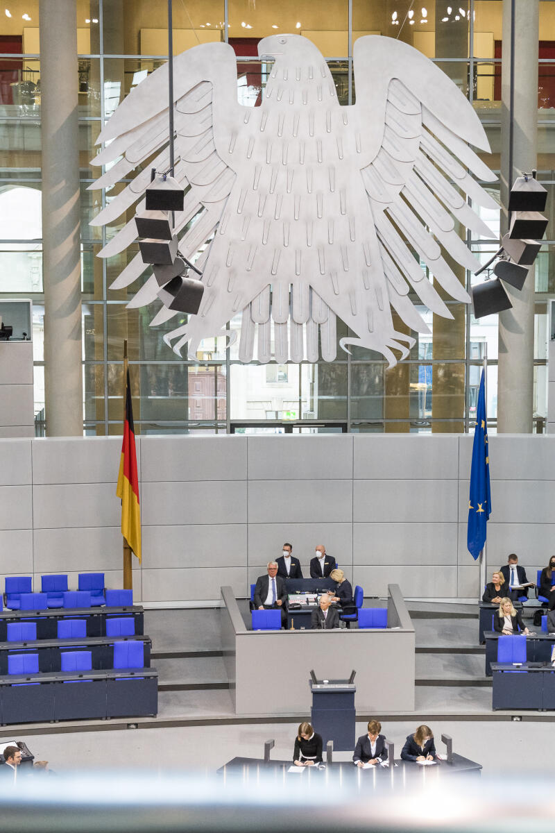 Dr. Wolfgang Schäuble eröffnet als Alterspräsident die konstituierende Sitzung des Deutschen Bundestages für die 20. Wahlperiode in Anwesentheit von Dr. Lorenz Müller. Direktor beim Deutschen Bundestag. Schäuble, Wolfgang; Müller, Lorenz Dr. Wolfgang Schäuble eröffnet als Alterspräsident die konstituierende Sitzung des Deutschen Bundestages für die 20. Wahlperiode in Anwesentheit von Dr. Lorenz Müller. Direktor beim Deutschen Bundestag.