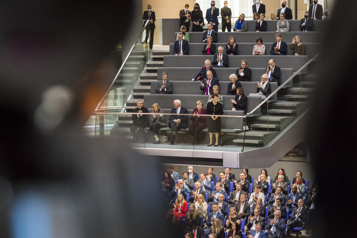 Begrüßung der Bundestagpräsidentin a.D., Prof. Dr. Rita Süssmuth durch klatschende Mitglieder des Bundestages, auf der Besuchertribüne, während der konstituierenden Sitzung des Deutschen Bundestages für die 20. Wahlperiode. Süssmuth, Rita Begrüßung der Bundestagpräsidentin a.D., Prof. Dr. Rita Süssmuth durch klatschende Mitglieder des Bundestages, auf der Besuchertribüne, während der konstituierenden Sitzung des Deutschen Bundestages für die 20. Wahlperiode.