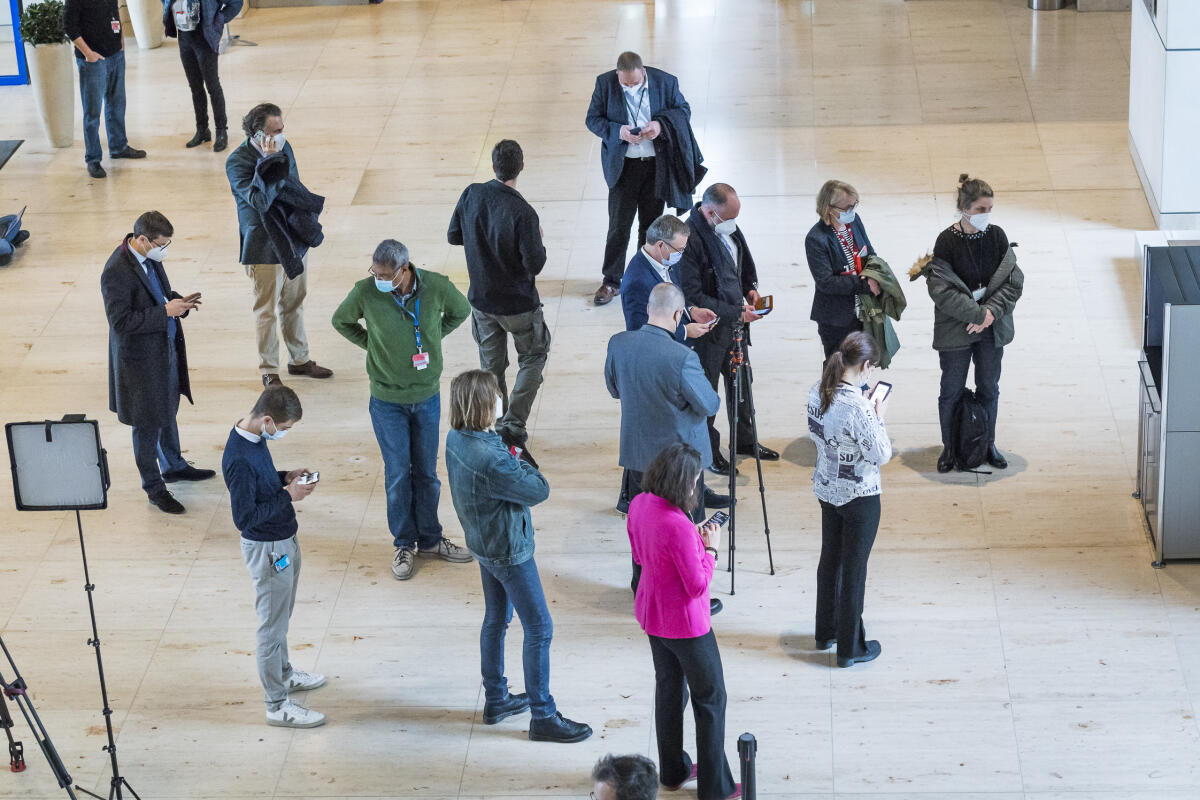 Vertreter der Presse verfolgen am Bildschirm und auf mobilen Geräten die konstituierende Sitzung, Deutscher Bundestag, 20. Wahlperiode. Vertreter der Presse verfolgen am Bildschirm und auf mobilen Geräten die konstituierende Sitzung, Deutscher Bundestag, 20. Wahlperiode.