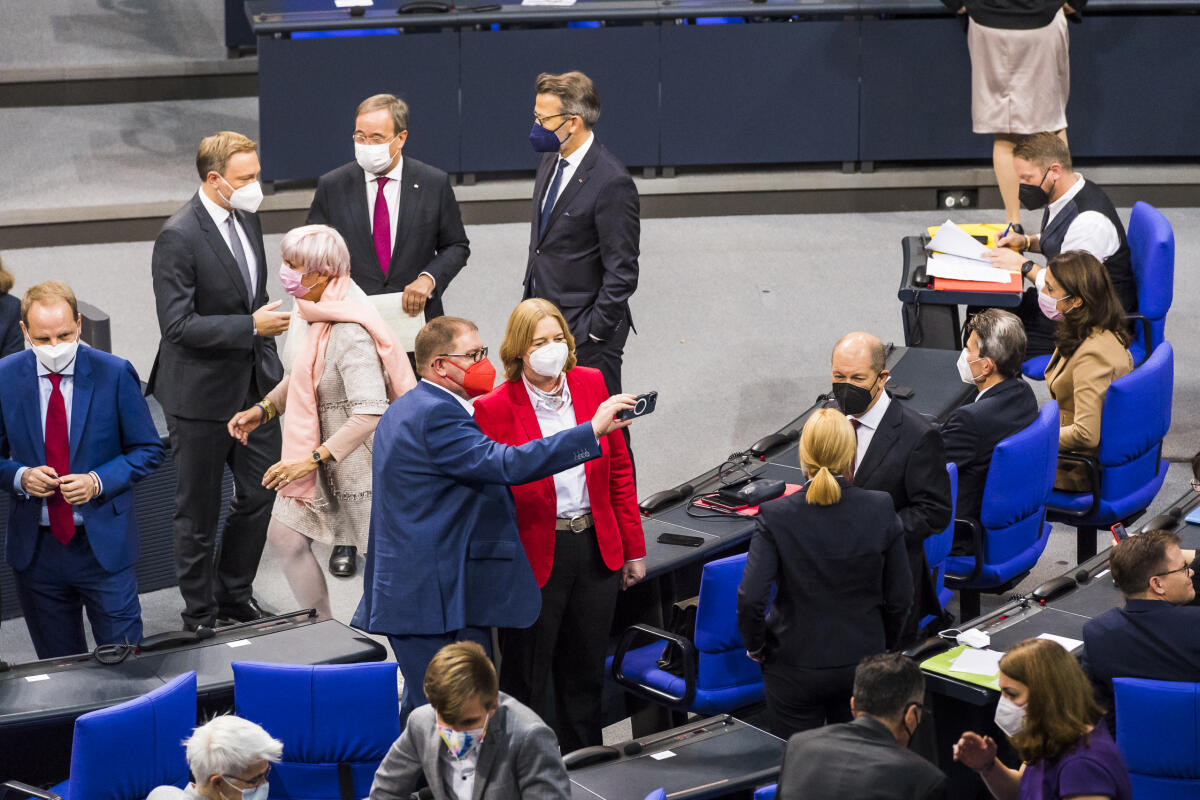 Die Bundestagsabgeordnete Bärbel Bas, SPD, vor Beginn der konstituierenden Sitzung des Deutschen Bundestag, 20. Wahlperiode, vor ihrer Wahl zur Bundestagspräsidentin mit einem Abgeordneten beim der Aufnahme eines Selfies. Bas, Bärbel Die Bundestagsabgeordnete Bärbel Bas, SPD, vor Beginn der konstituierenden Sitzung des Deutschen Bundestag, 20. Wahlperiode, vor ihrer Wahl zur Bundestagspräsidentin mit einem Abgeordneten beim der Aufnahme eines Selfies.