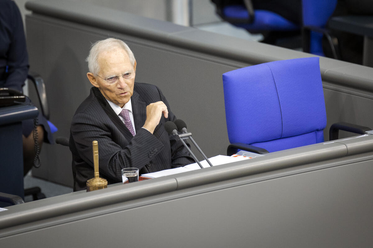 Alterspräsident Dr. Wolfgang Schäuble, CDU/CSU, MdB, leitet die Konstituierende Sitzung des 20. Deutschen Bundestages am Sitzungsvorsitz im Plenarsaal im Reichstagsgebäude. Schäuble, Wolfgang Alterspräsident Dr. Wolfgang Schäuble, CDU/CSU, MdB, leitet die Konstituierende Sitzung des 20. Deutschen Bundestages am Sitzungsvorsitz im Plenarsaal im Reichstagsgebäude.