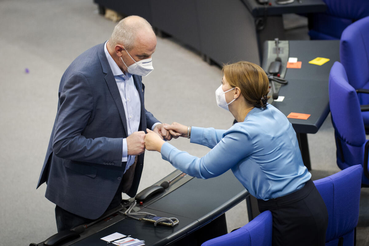 Konstituierende Sitzung des 20. Deutschen Bundestages. Neu gewählte Bundestagsvizepräsidentin Yvonne Magwas, MdB, CDU/CSU, (rechts), im Gespräch mit einem Abgeordneten. Magwas, Yvonne Konstituierende Sitzung des 20. Deutschen Bundestages. Neu gewählte Bundestagsvizepräsidentin Yvonne Magwas, MdB, CDU/CSU, (rechts), im Gespräch mit einem Abgeordneten.