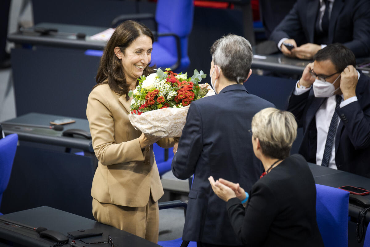 Bundestagsvizepräsidentin Aydan Özoğuz, MdB, SPD, (links), wird von Rolf Mützenich, MdB, SPD, (rechts), zur Wahl der Stellvertreterin der Bundestagspräsidentin beglückwünscht. Özoğuz, Aydan Bundestagsvizepräsidentin Aydan Özoğuz, MdB, SPD, (links), wird von Rolf Mützenich, MdB, SPD, (rechts), zur Wahl der Stellvertreterin der Bundestagspräsidentin beglückwünscht.