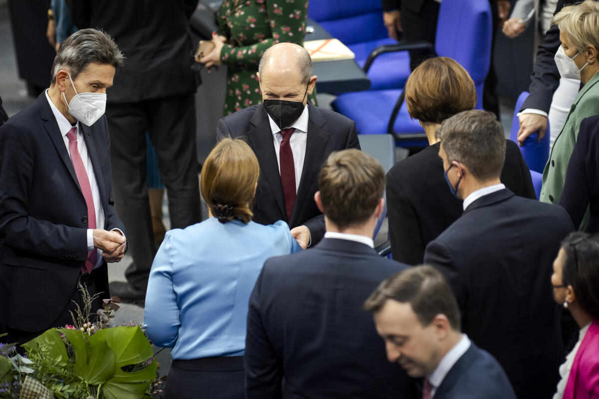 Magwas, Yvonne; Mützenich, Rolf; Scholz, Olaf Konstituierende Sitzung des 20. Deutschen Bundestages. Rolf Mützenich, MdB, SPD, (links), und Olaf Scholz, MdB, SPD, (2. von links). beglückwünschen Yvonne Magwas, MdB, CDU/CSU, zur Wahl der Stellvertreterin als Bundestagspräsidentin.