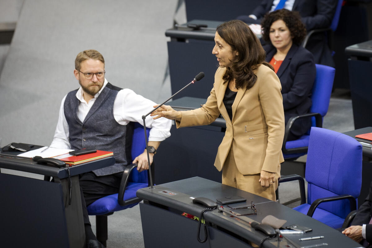 Bundestagsvizepräsidentin Aydan Özoğuz, MdB, SPD, (rechts), nimmt die Wahl als Stellvertreterin als Bundestagspräsidentin an. Özoğuz, Aydan Bundestagsvizepräsidentin Aydan Özoğuz, MdB, SPD, (rechts), nimmt die Wahl als Stellvertreterin als Bundestagspräsidentin an.